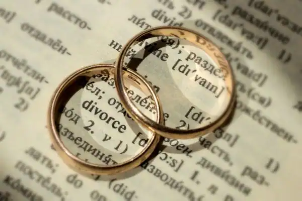 Image of rings removed before divorce mediation Loughton